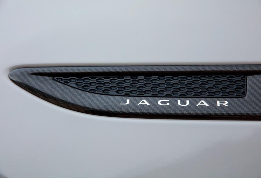 Детали экстерьера Jaguar E-Pace P300 AWD R-Dynamic 2017 года  (WW) (фото 3 из 40)